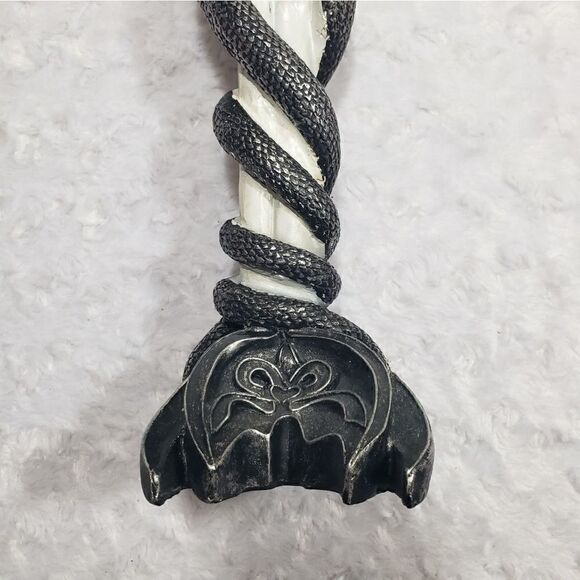 Skeleton hand and snake candle holder - Picture 2 of 9